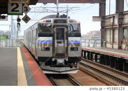 八軒駅にて、発車する普通列車 45380123