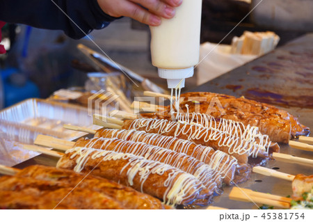 屋台の出来立てのはしまきにマヨネーズ 45381754