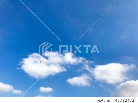 爽やかな青空と白い雲 爽やかな青空と白い雲 45382472