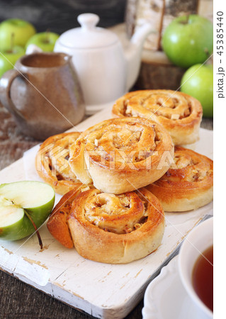 Apple-cinnamon sweet buns, green apples and tea 45385440
