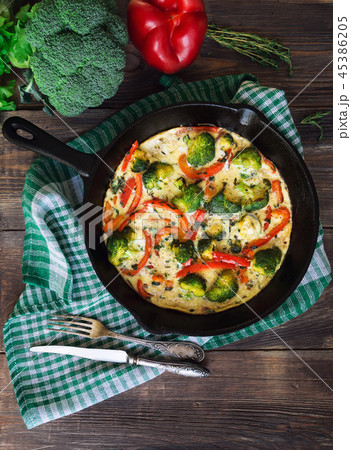 Frittata with broccoli and red pepper Frittata with broccoli and red pepper 45386205