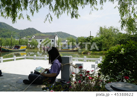 龍船を写生する女の子 龍船を写生する女の子 45388622