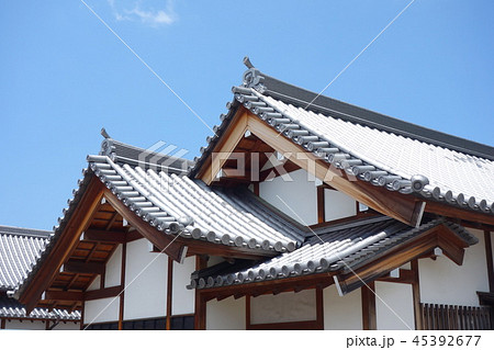 瓦ぶきの建物 45392677