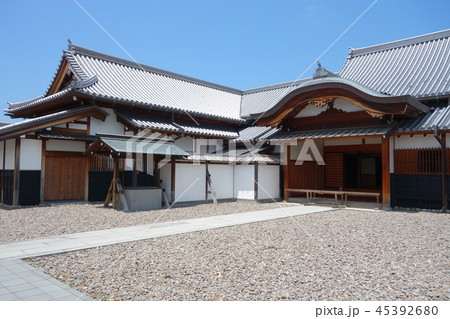 瓦ぶきの建物 瓦ぶきの建物 45392680