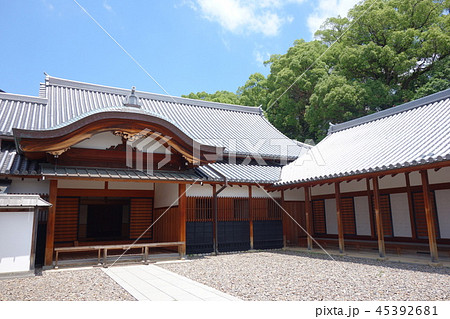 瓦ぶきの建物 瓦ぶきの建物 45392681