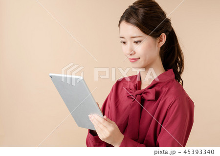 タブレットを使う女性 45393340