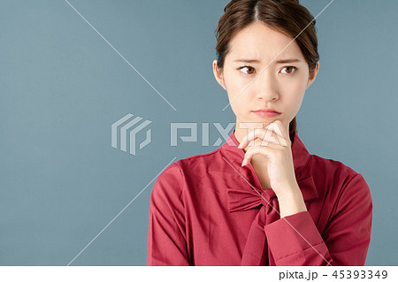 考える女性 考える女性 45393349