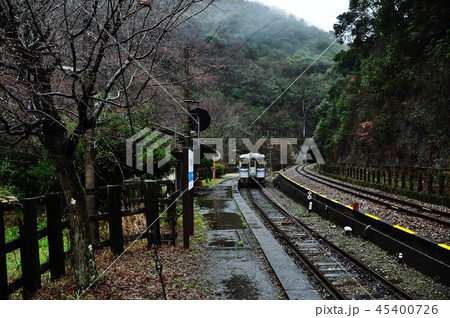坪尻駅に発車する土讃線普通列車（1000形） 45400726