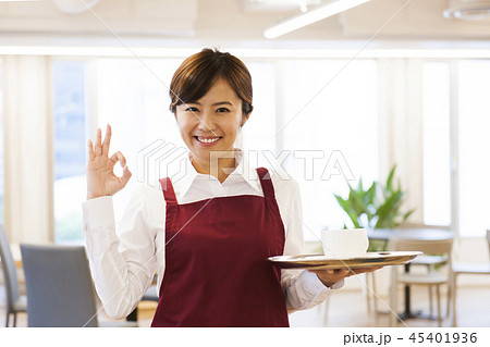 カフェ　レストラン　女性　若い女性　人物　飲食店　店員　ウェイトレス　アルバイト　パート　　　　　　 45401936