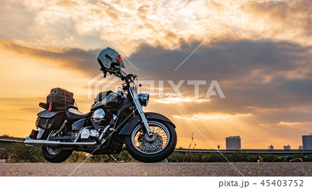 見沼田んぼ　アメリカンバイクと見沼田んぼの夕景 45403752