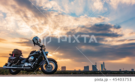 見沼田んぼ　アメリカンバイクと見沼田んぼの夕景 45403753