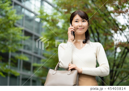 散歩をする女性 45403814