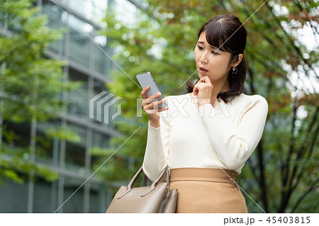 散歩をする女性 散歩をする女性 45403815