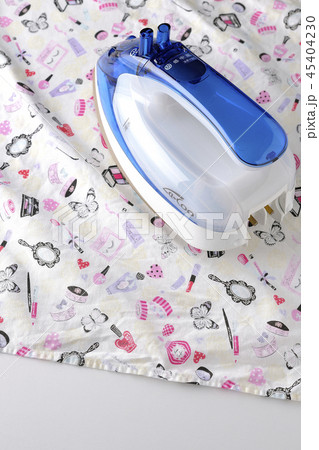 アイロンを掛ける 45404230