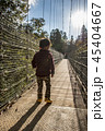 吊り橋を渡る少年 45404667