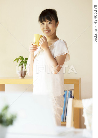 コーヒーを飲む女性 コーヒーを飲む女性 45405279