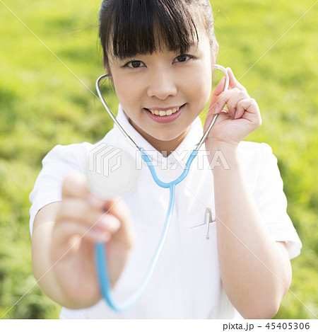 草原で聴診器をあてる看護師 草原で聴診器をあてる看護師 45405306