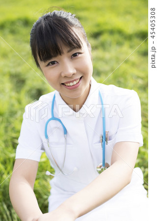 草原で微笑む看護師 草原で微笑む看護師 45405308