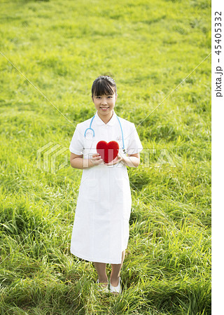 草原でハートを持つ看護師 45405332