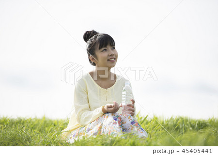 草原で水分補給をする女性 45405441