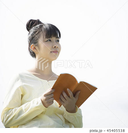 本を読む女性 本を読む女性 45405538