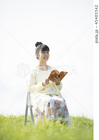 草原で本を読む女性 45405542
