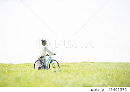 草原で自転車を押す女性の後姿 草原で自転車を押す女性の後姿 45405576