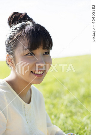 草原で微笑む女性 45405582