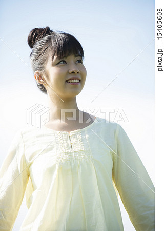 空を見上げる女性 45405603