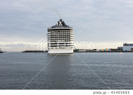 金沢新港内で回頭するMSCスプレンディダ 45405693