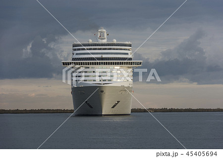 金沢新港に入港するMSCスプレンディダ 金沢新港に入港するMSCスプレンディダ 45405694