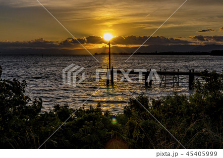 琵琶湖と夕陽の灯火 琵琶湖と夕陽の灯火 45405999