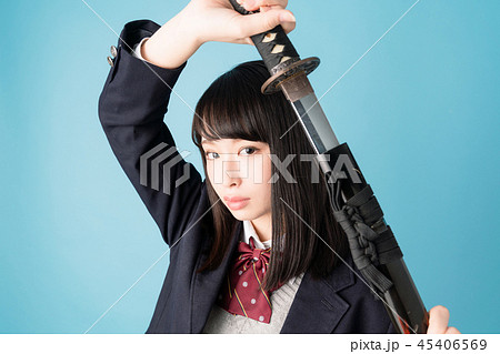 刀を持つ女子高生の写真素材