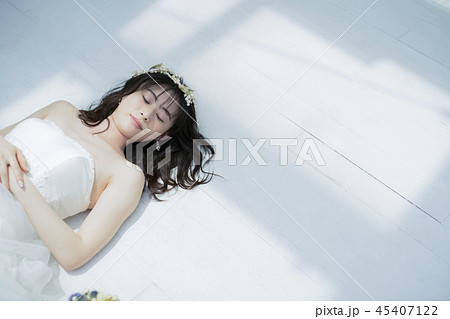女性　結婚　ブライダルイメージ 45407122
