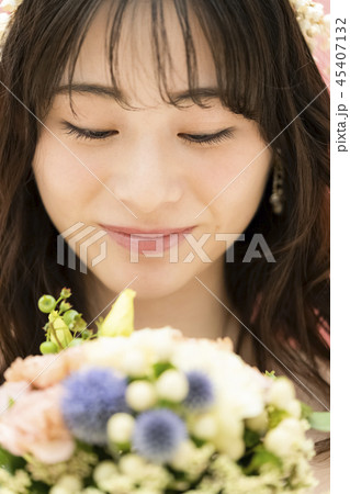 女性　結婚　ブライダルイメージ　カラーバック 45407132