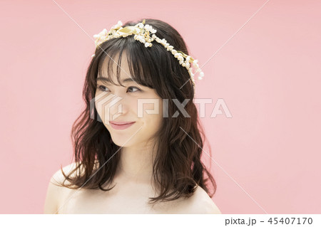女性　結婚　ブライダルイメージ　カラーバック 45407170