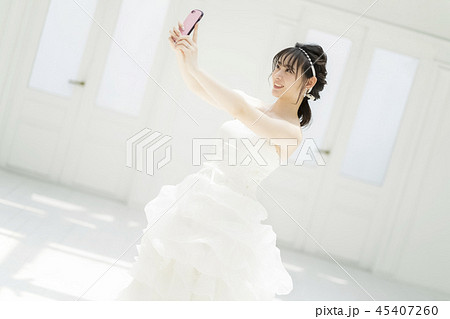 女性　結婚　ウエディングドレス　自撮り 45407260