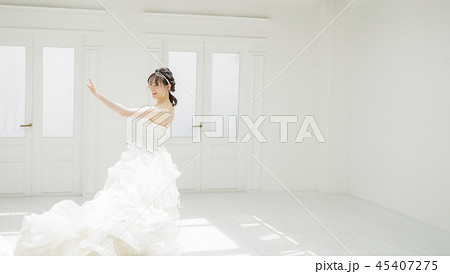 女性 結婚 ウエディングドレス 自撮り 女性 結婚 ウエディングドレス 自撮り 45407275