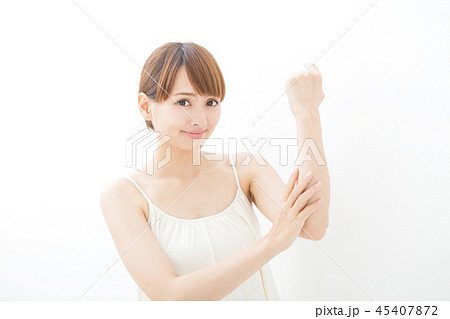 腕のスキンケアイメージ　 45407872