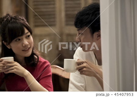 カフェにいる男女 45407953