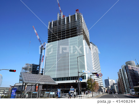 日本の横浜都市景観　桜木町駅入口から、建設中の横浜市役所新庁舎などを望む 45408264