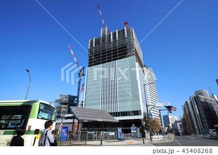 日本の横浜都市景観　桜木町駅入口から、建設中の横浜市役所新庁舎などを望む 45408268