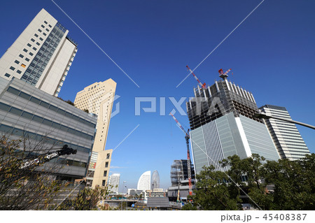 日本の横浜都市景観　建設中の横浜市役所新庁舎などを望む 45408387