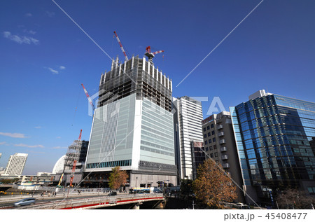 日本の横浜都市景観　建設中の横浜市役所新庁舎や辨天橋などを望む 45408477