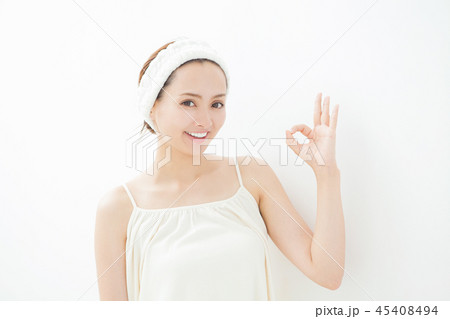若い女性のスキンケアイメージ 45408494