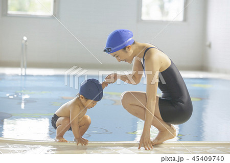 プールサイドの男の子と女性 45409740