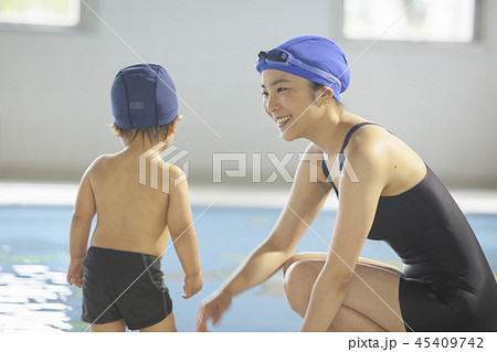 プールサイドの男の子と女性 プールサイドの男の子と女性 45409742