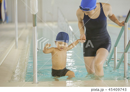 プールで遊ぶ男の子と女性 45409743