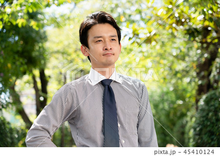 外を歩くビジネスマン 45410124