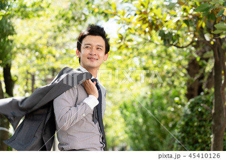 外を歩くビジネスマン 外を歩くビジネスマン 45410126